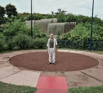 Karl Kugel au milieu du rond Ker saignant au Port, un projet qu'il a supervisé dans la ligné de son projet photographique autour du moringue.