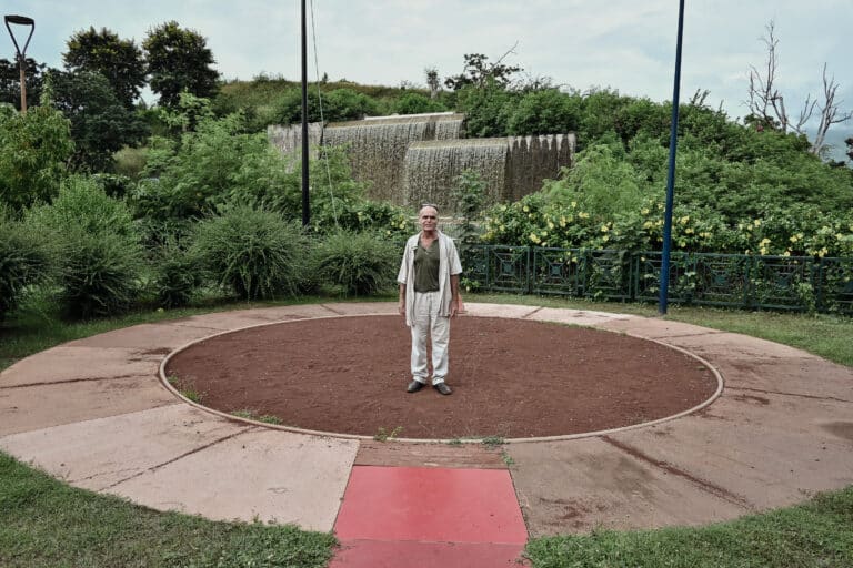Karl Kugel au milieu du rond Ker saignant au Port, un projet qu'il a supervisé dans la ligné de son projet photographique autour du moringue.