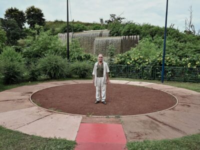 Karl Kugel au milieu du rond Ker saignant au Port, un projet qu'il a supervisé dans la ligné de son projet photographique autour du moringue.