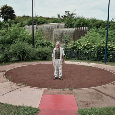 Karl Kugel au milieu du rond Ker saignant au Port, un projet qu'il a supervisé dans la ligné de son projet photographique autour du moringue.