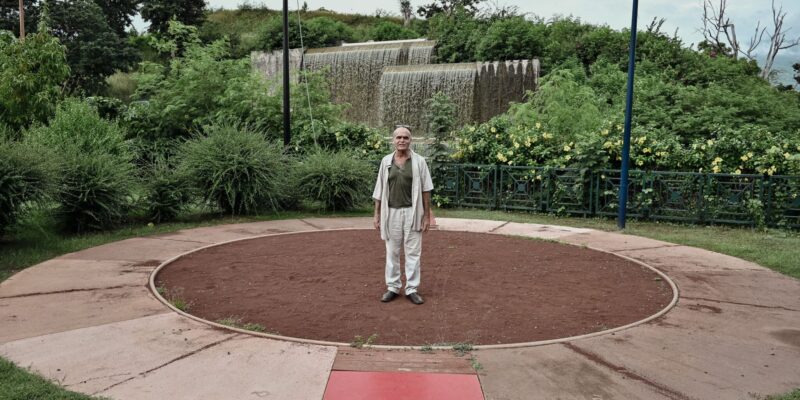 Karl Kugel au milieu du rond Ker saignant au Port, un projet qu'il a supervisé dans la ligné de son projet photographique autour du moringue.
