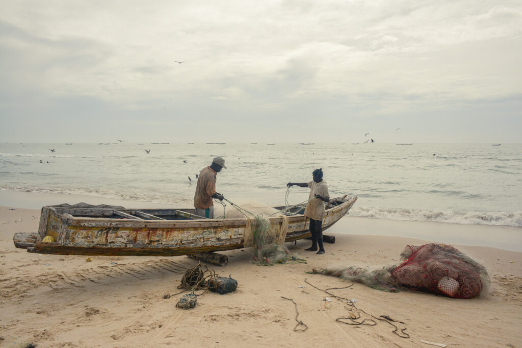 Pêcheurs qui se préparent à partie en mer.