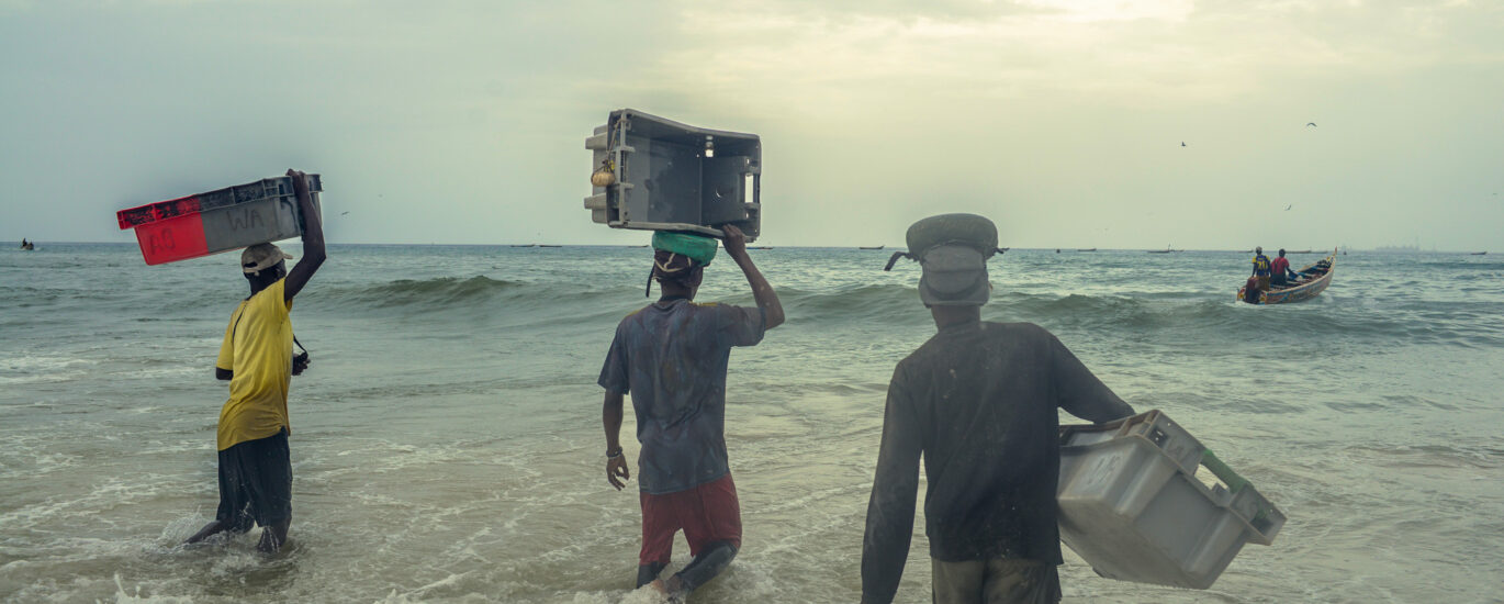 Les hommes se pressent pour aller récupérer les poissons. Il faut aller vite car les bateaux ne s'arrêtent que quelques minutes avant de repartir en mer.
