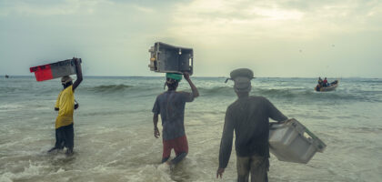 Les hommes se pressent pour aller récupérer les poissons. Il faut aller vite car les bateaux ne s'arrêtent que quelques minutes avant de repartir en mer.