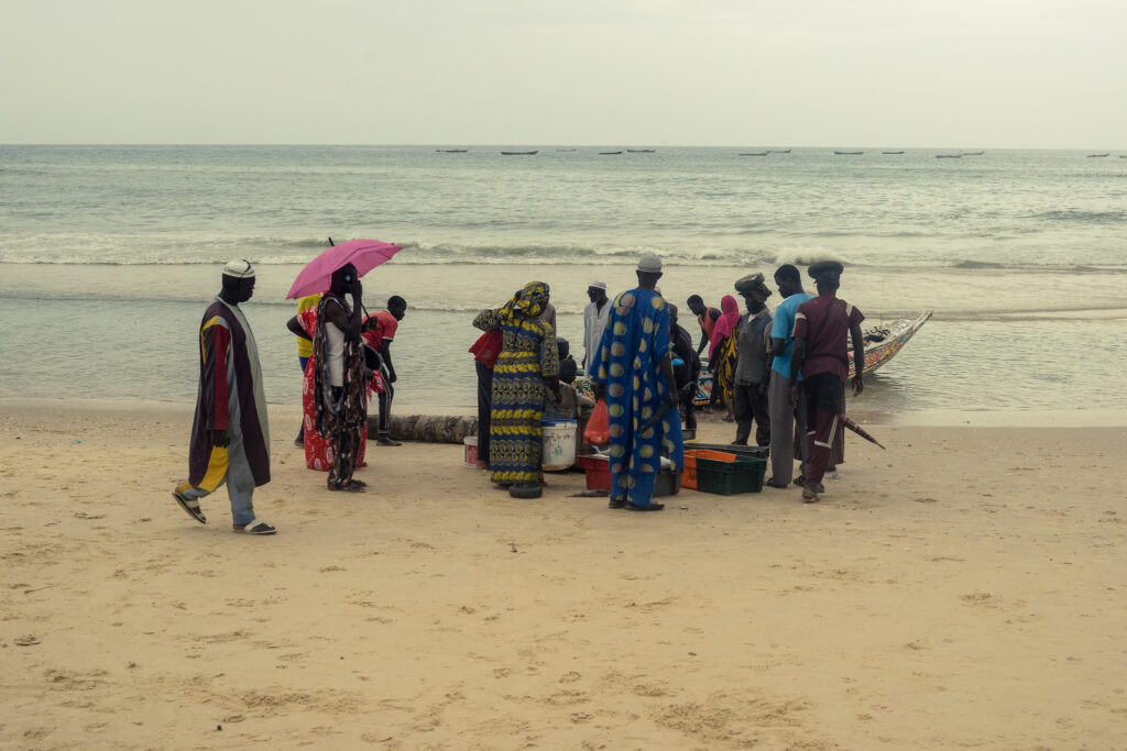 La vente des poissons se fait parfois à même la descente du bateau.