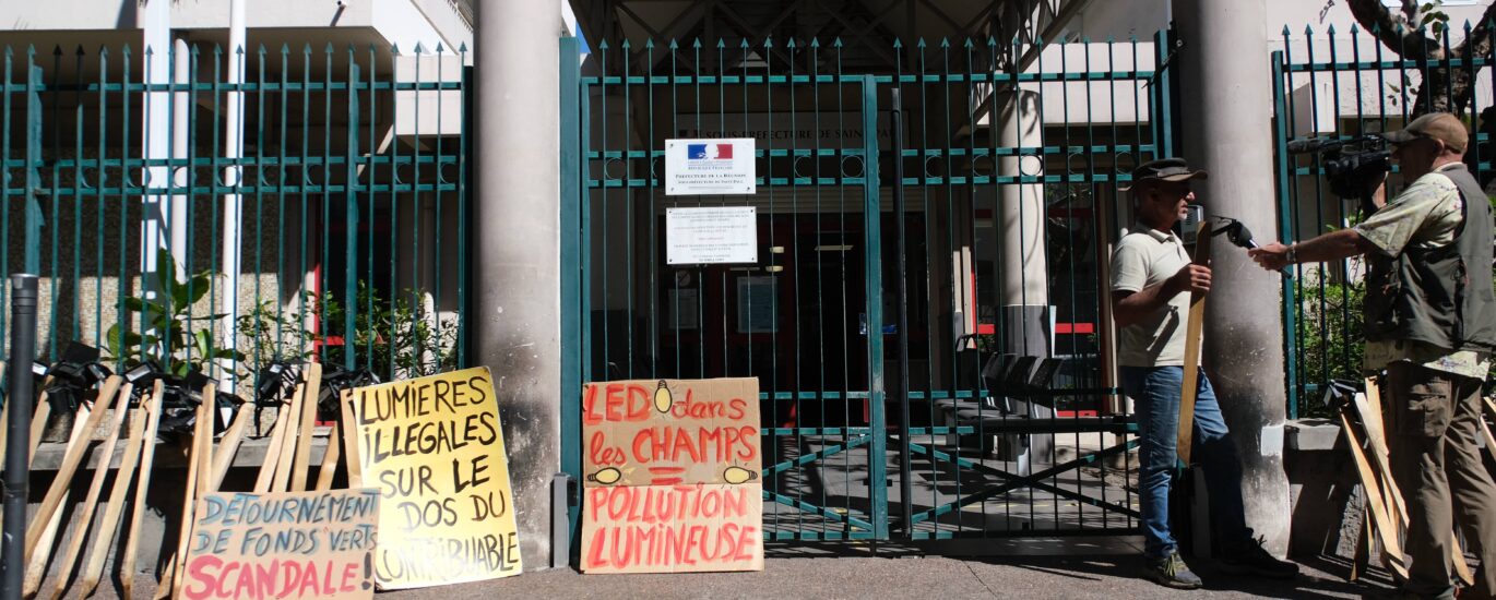manifestation XR Extinction Rebellion contre les leds agricoles devant la sous préfecture de Saint-Paul.