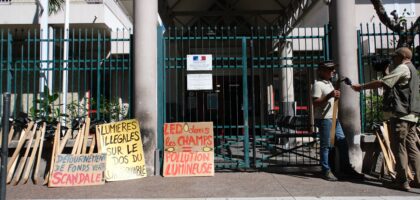 manifestation XR Extinction Rebellion contre les leds agricoles devant la sous préfecture de Saint-Paul.