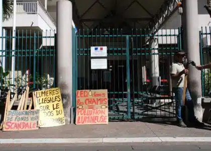 manifestation XR Extinction Rebellion contre les leds agricoles devant la sous préfecture de Saint-Paul.