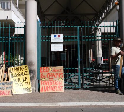 manifestation XR Extinction Rebellion contre les leds agricoles devant la sous préfecture de Saint-Paul.