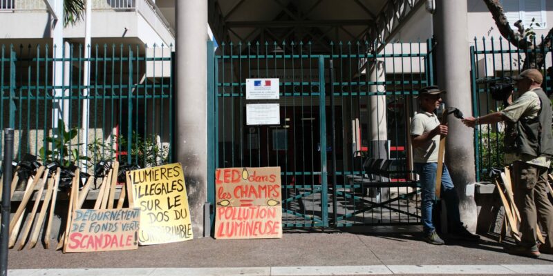 manifestation XR Extinction Rebellion contre les leds agricoles devant la sous préfecture de Saint-Paul.