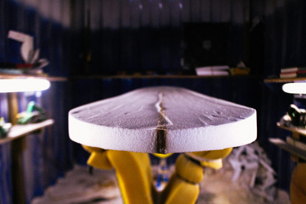 Sur une île où l’océan dicte le rythme de la vie, nous sommes allés à la rencontre d’un métier, celui de shaper par le biais de trois artisans réunionnais spécialisés dans la fabrication de planche de surf qui ont bien voulu nous faire part d’une bribe de leur savoir-faire si particulier.