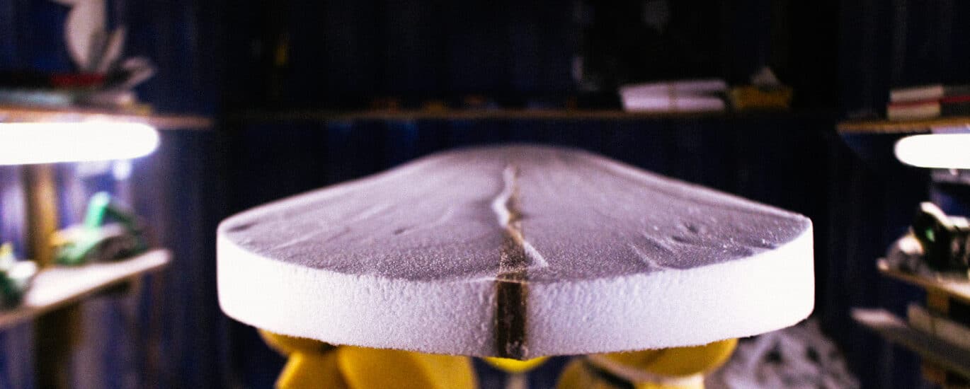 Sur une île où l’océan dicte le rythme de la vie, nous sommes allés à la rencontre d’un métier, celui de shaper par le biais de trois artisans réunionnais spécialisés dans la fabrication de planche de surf qui ont bien voulu nous faire part d’une bribe de leur savoir-faire si particulier.