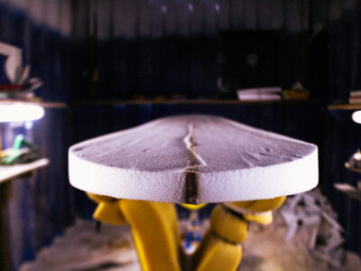 Sur une île où l’océan dicte le rythme de la vie, nous sommes allés à la rencontre d’un métier, celui de shaper par le biais de trois artisans réunionnais spécialisés dans la fabrication de planche de surf qui ont bien voulu nous faire part d’une bribe de leur savoir-faire si particulier.