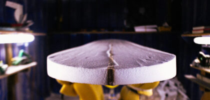 Sur une île où l’océan dicte le rythme de la vie, nous sommes allés à la rencontre d’un métier, celui de shaper par le biais de trois artisans réunionnais spécialisés dans la fabrication de planche de surf qui ont bien voulu nous faire part d’une bribe de leur savoir-faire si particulier.