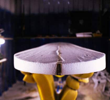 Sur une île où l’océan dicte le rythme de la vie, nous sommes allés à la rencontre d’un métier, celui de shaper par le biais de trois artisans réunionnais spécialisés dans la fabrication de planche de surf qui ont bien voulu nous faire part d’une bribe de leur savoir-faire si particulier.