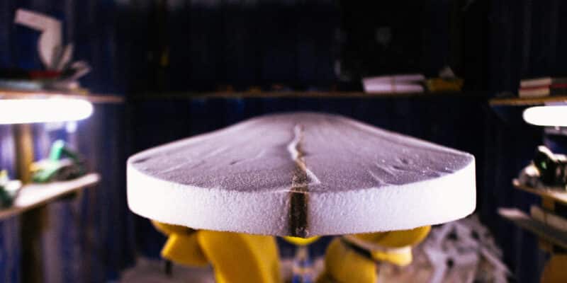 Sur une île où l’océan dicte le rythme de la vie, nous sommes allés à la rencontre d’un métier, celui de shaper par le biais de trois artisans réunionnais spécialisés dans la fabrication de planche de surf qui ont bien voulu nous faire part d’une bribe de leur savoir-faire si particulier.