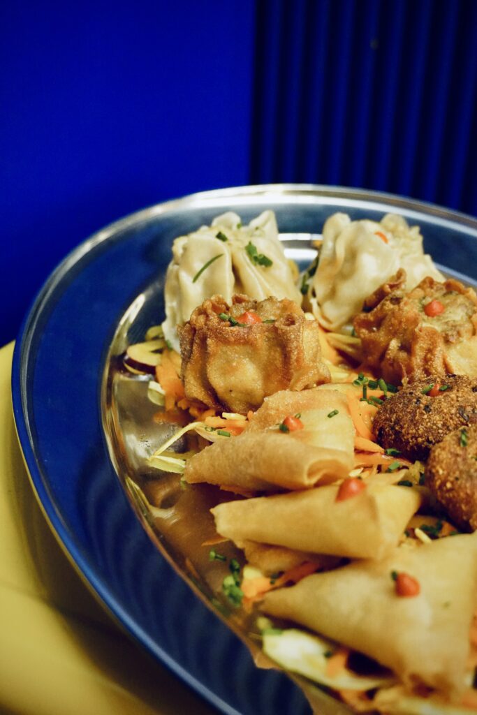 À partager, samoussas, bouchons, bonbons piments.