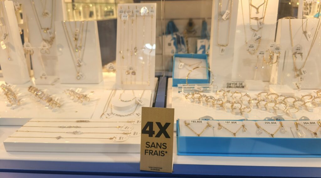 Des accessoires en vente dans une bijouterie à Saint-Pierre