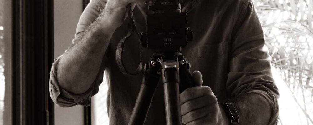 Le photographe photographié. Loris Gazut derrière sa caméra.