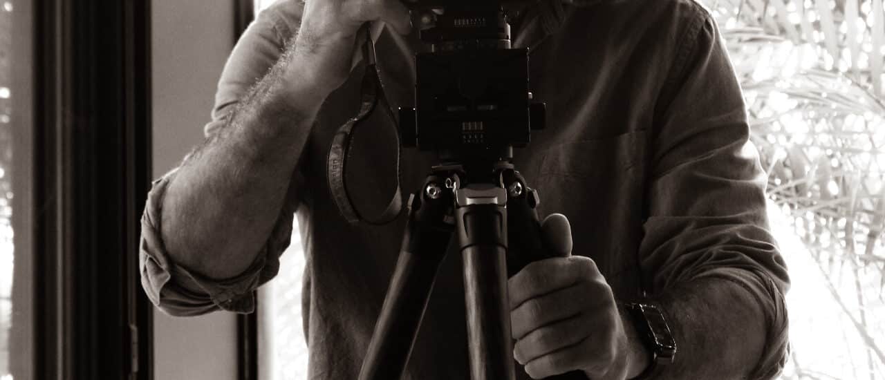 Le photographe photographié. Loris Gazut derrière sa caméra.