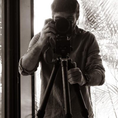 Le photographe photographié. Loris Gazut derrière sa caméra.