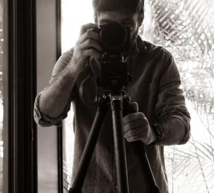 Le photographe photographié. Loris Gazut derrière sa caméra.