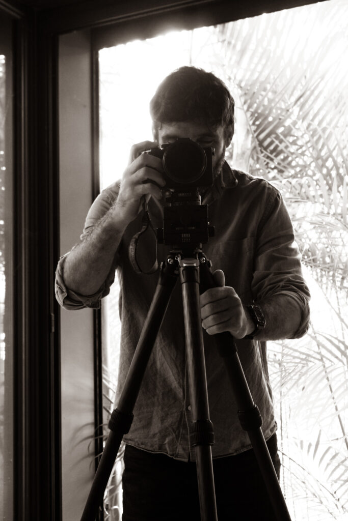 Le photographe photographié. Loris Gazut derrière sa caméra.