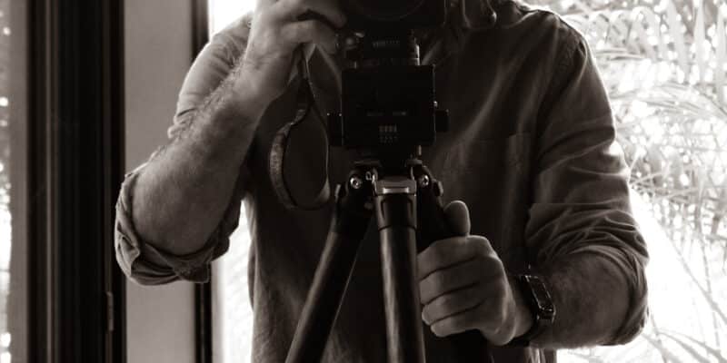 Le photographe photographié. Loris Gazut derrière sa caméra.