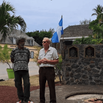 Commémoration à Saint Leu devant le monument en l'honneur des esclaves révoltés. A l’arrière le drapeau des insurgés. Yvrin Rosalie pour le Komité Eli et Jean Max Hoarau pour la Libre Pensée. Nov 2025.