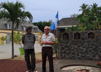 Commémoration à Saint Leu devant le monument en l'honneur des esclaves révoltés. A l’arrière le drapeau des insurgés. Yvrin Rosalie pour le Komité Eli et Jean Max Hoarau pour la Libre Pensée. Nov 2025.