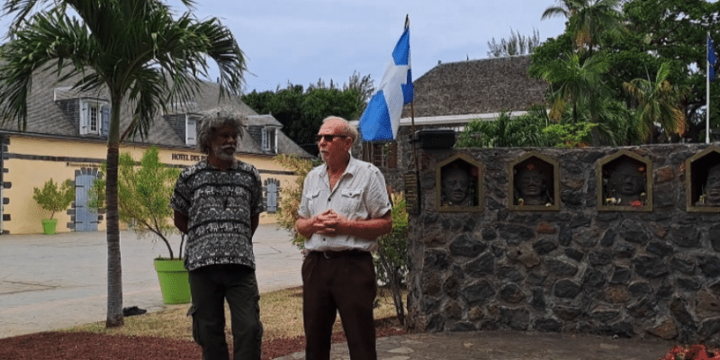 Commémoration à Saint Leu devant le monument en l'honneur des esclaves révoltés. A l’arrière le drapeau des insurgés. Yvrin Rosalie pour le Komité Eli et Jean Max Hoarau pour la Libre Pensée. Nov 2025.