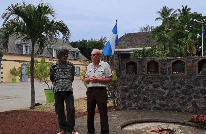 Commémoration à Saint Leu devant le monument en l'honneur des esclaves révoltés. A l’arrière le drapeau des insurgés. Yvrin Rosalie pour le Komité Eli et Jean Max Hoarau pour la Libre Pensée. Nov 2025.