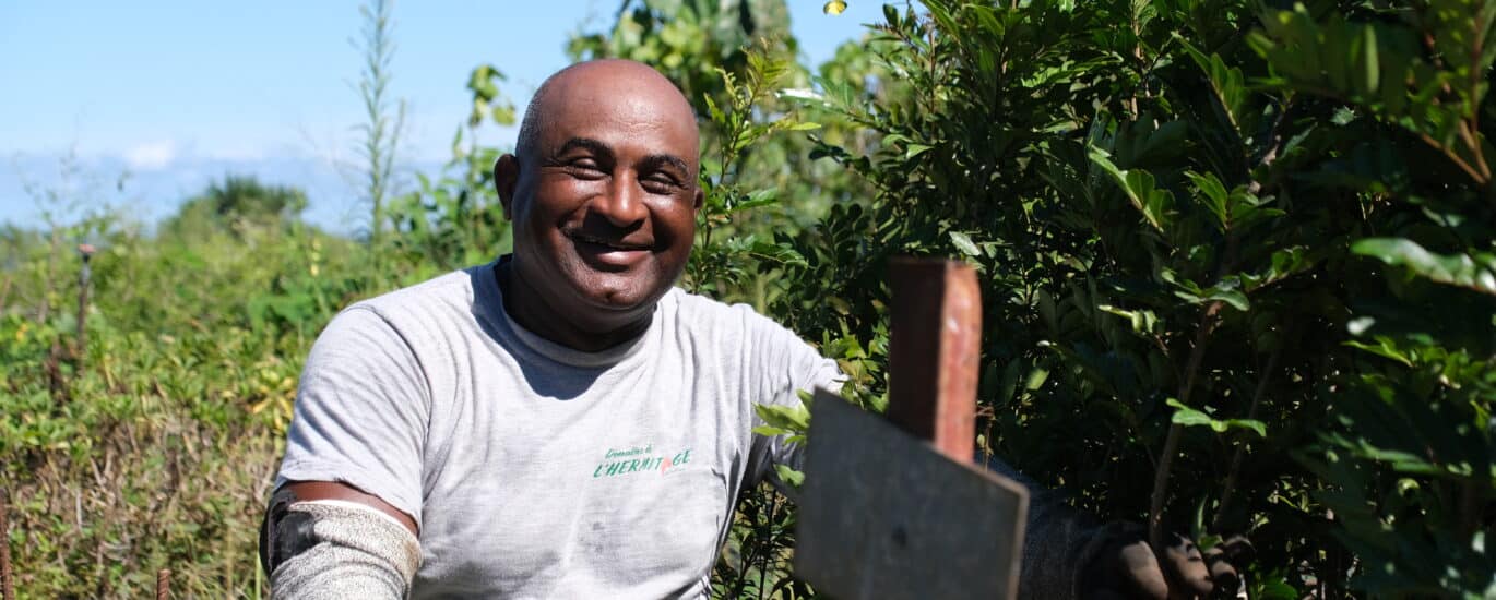 Jean-Luc, horticulteur sur le terrain avec le sourire.