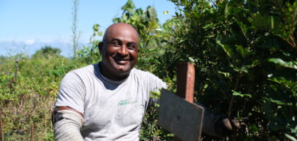 Jean-Luc, horticulteur sur le terrain avec le sourire.