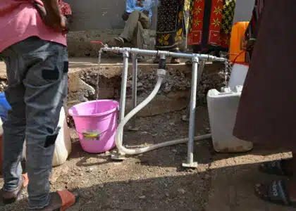 Livraison d'eau potable par la Croix rouge française dans un village à Mayotte. © Olivier Ceccaldi