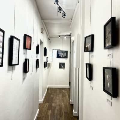 Entrée de l'exposition Kafarnaüm au Alidou Culture Bar.