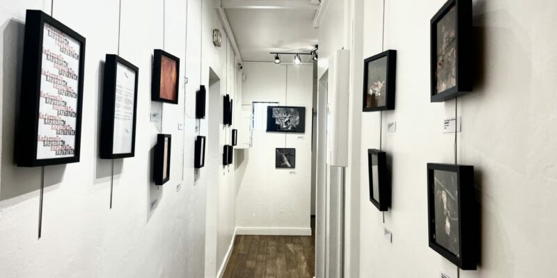 Entrée de l'exposition Kafarnaüm au Alidou Culture Bar.