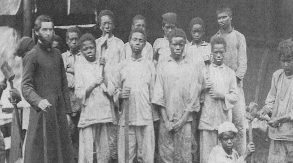 Photographie historique des bagnes d'enfants d'Ilet à Guillaume.