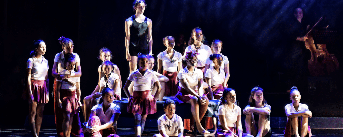 La troupe du spectacle des bagnes d'enfants.