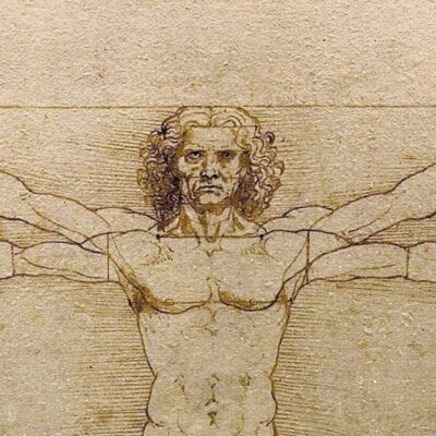 Sur cette célèbre image, Étude des proportions du corps humain selon Vitruve, l’artiste Léonard de Vinci met en scène l’homme au centre de l’univers, et étudie les proportions entre les différentes parties de son corps. Par exemple, quand les bras sont tendus à l’horizontale, leur longueur équivaut à la hauteur totale du personnage : l’homme s’inscrit exactement dans un carré.