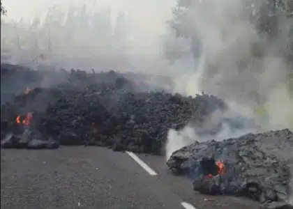Volcan éruption février-mars 2026, la lave traverse la RN2