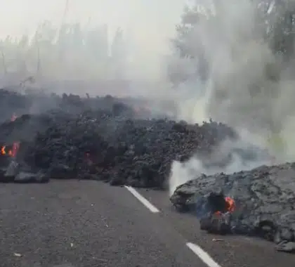 Volcan éruption février-mars 2026, la lave traverse la RN2
