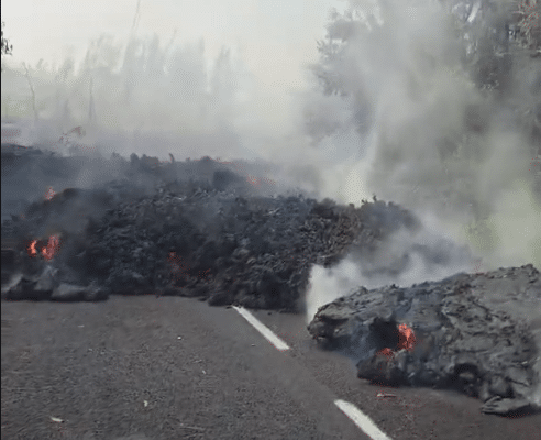 Volcan éruption février-mars 2026, la lave traverse la RN2