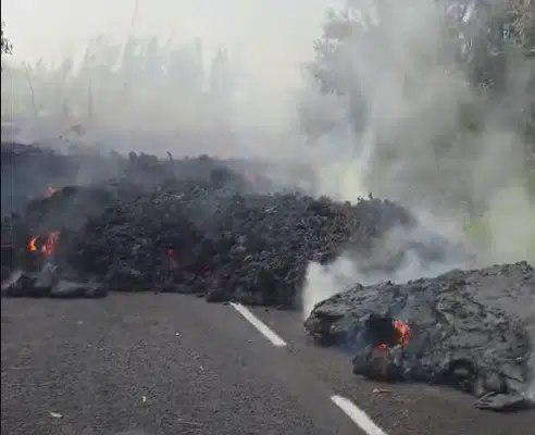 Volcan éruption février-mars 2026, la lave traverse la RN2