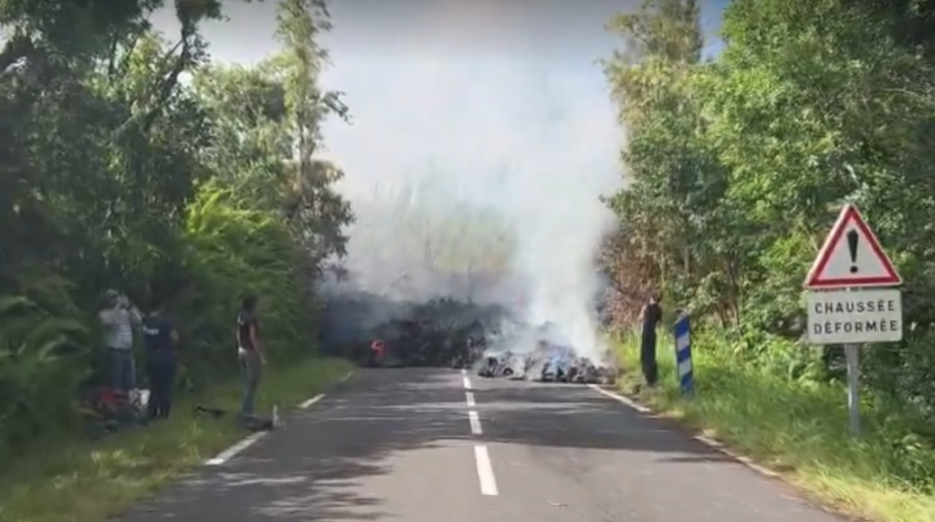 Volcan éruption février-mars 2026, la lave traverse la RN2