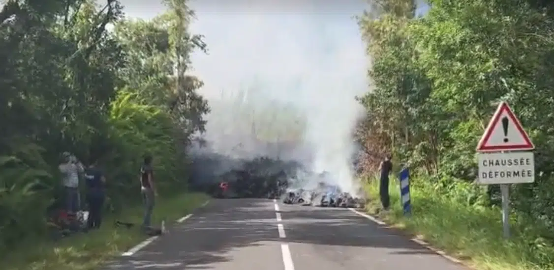 Volcan éruption février-mars 2026, la lave traverse la RN2