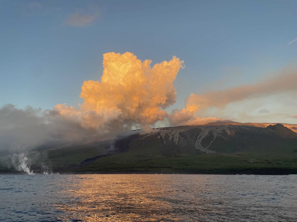 Lever du jour, le 25 mars 2026, sur le Piton de la Fournaise, vu de la mer. volcan @ Franck Cellier