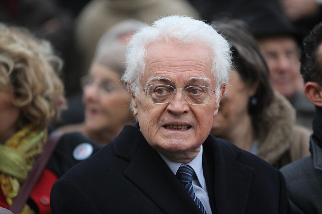 Lionel Jospin lors de la cérémonie d'inauguration de la place Louis Baillot dans le 18e arrondissement de Paris, le 12 janvier 2012 © Wiki Commons