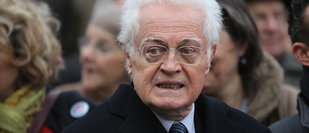 Lionel Jospin lors de la cérémonie d'inauguration de la place Louis Baillot dans le 18e arrondissement de Paris, le 12 janvier 2012 © Wiki Commons