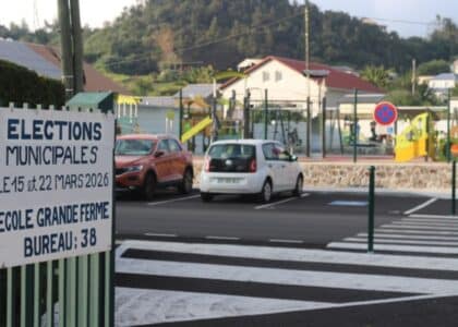 L’école de la Grande Ferme, bureau de vote numéro 38 au Tampon, s’est prononcé d’une courte tête en faveur du maire sortant, Patrice Tien Ah Koon. © Tom Savary
